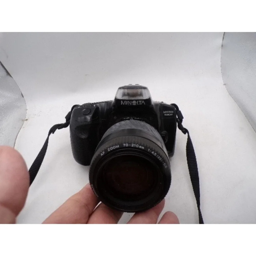 Minolta Maxxum 300si 35mm SLR Film Camera with AF Zoom 70-210mm Lens Black READ